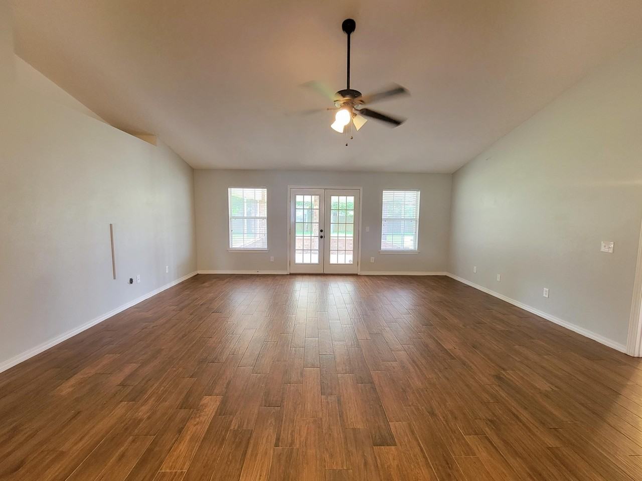 1318 Harrison Ave - Photo 4 of 20