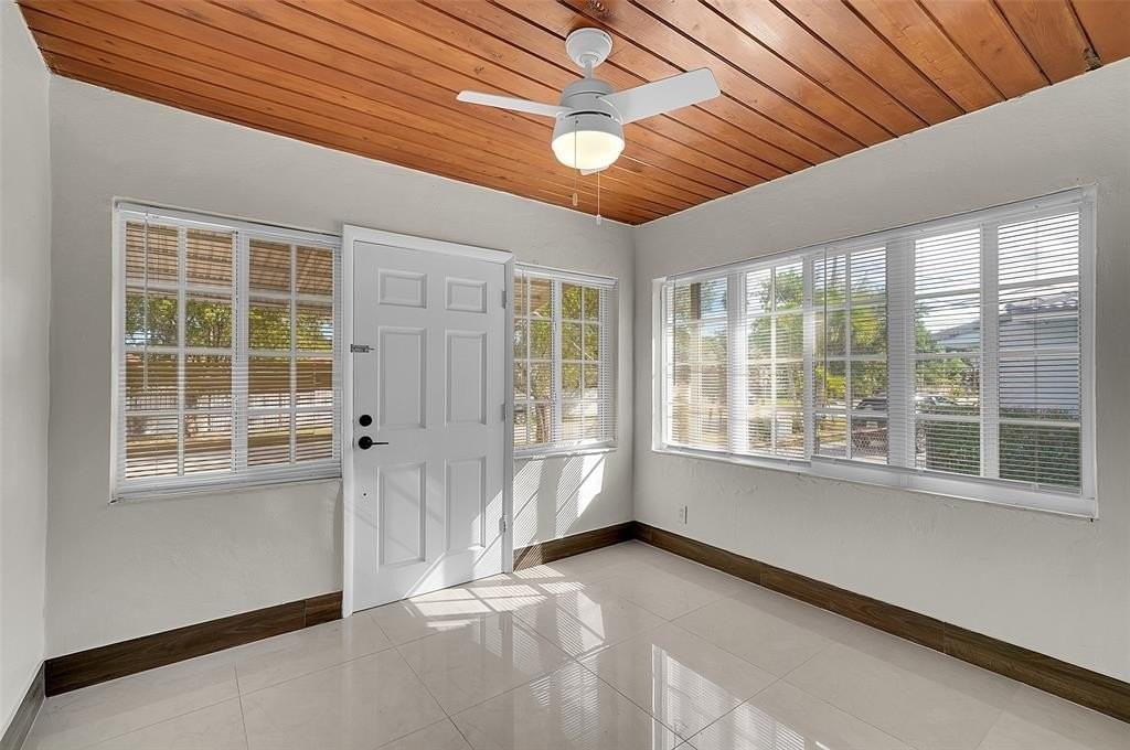 330 Sw 48th Ave - Photo 2 of 16