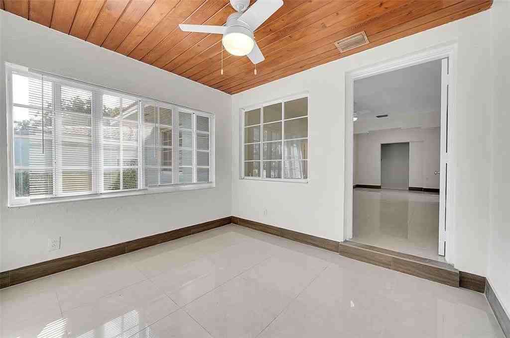 330 Sw 48th Ave - Photo 3 of 16