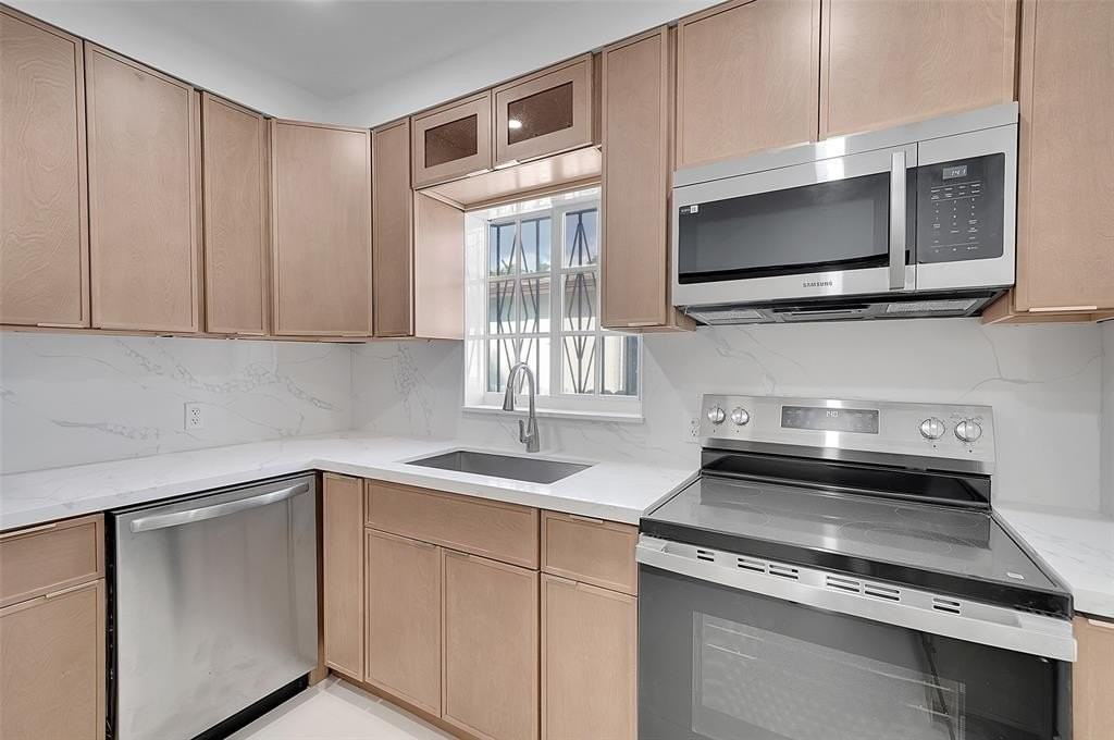 330 Sw 48th Ave - Photo 5 of 16