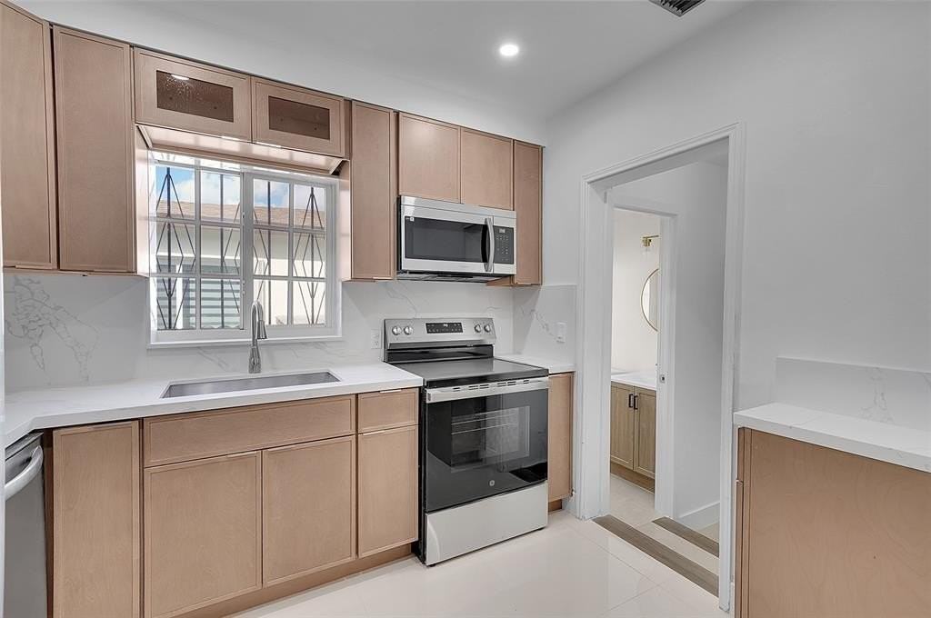 330 Sw 48th Ave - Photo 6 of 16