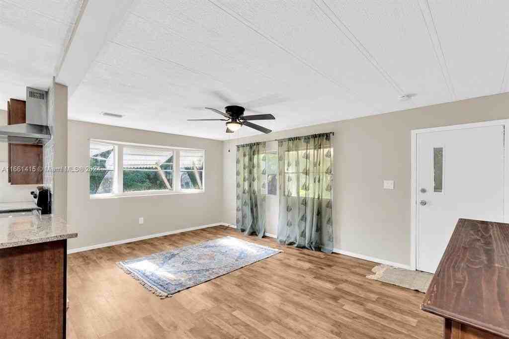 11932 Coral Pl - Photo 4 of 32