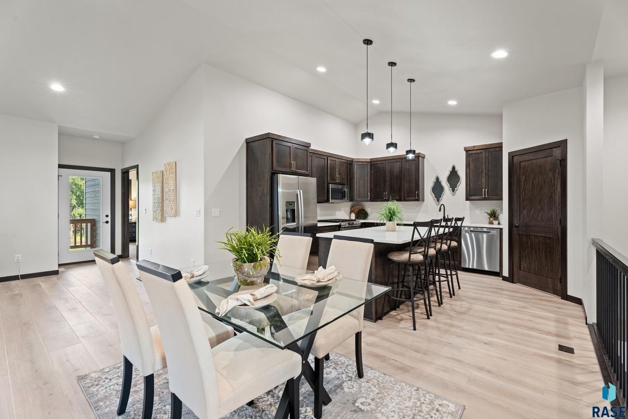 1107 South Foss Avenue - Photo 2 of 48