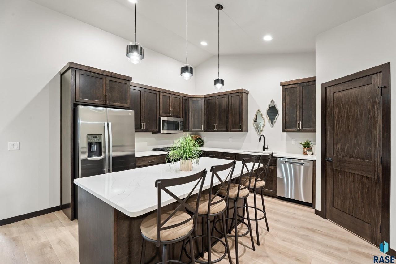 1107 South Foss Avenue - Photo 3 of 48