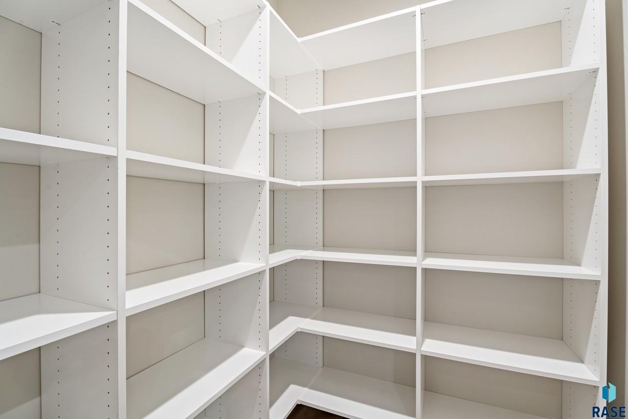 1107 South Foss Avenue - Photo 4 of 48