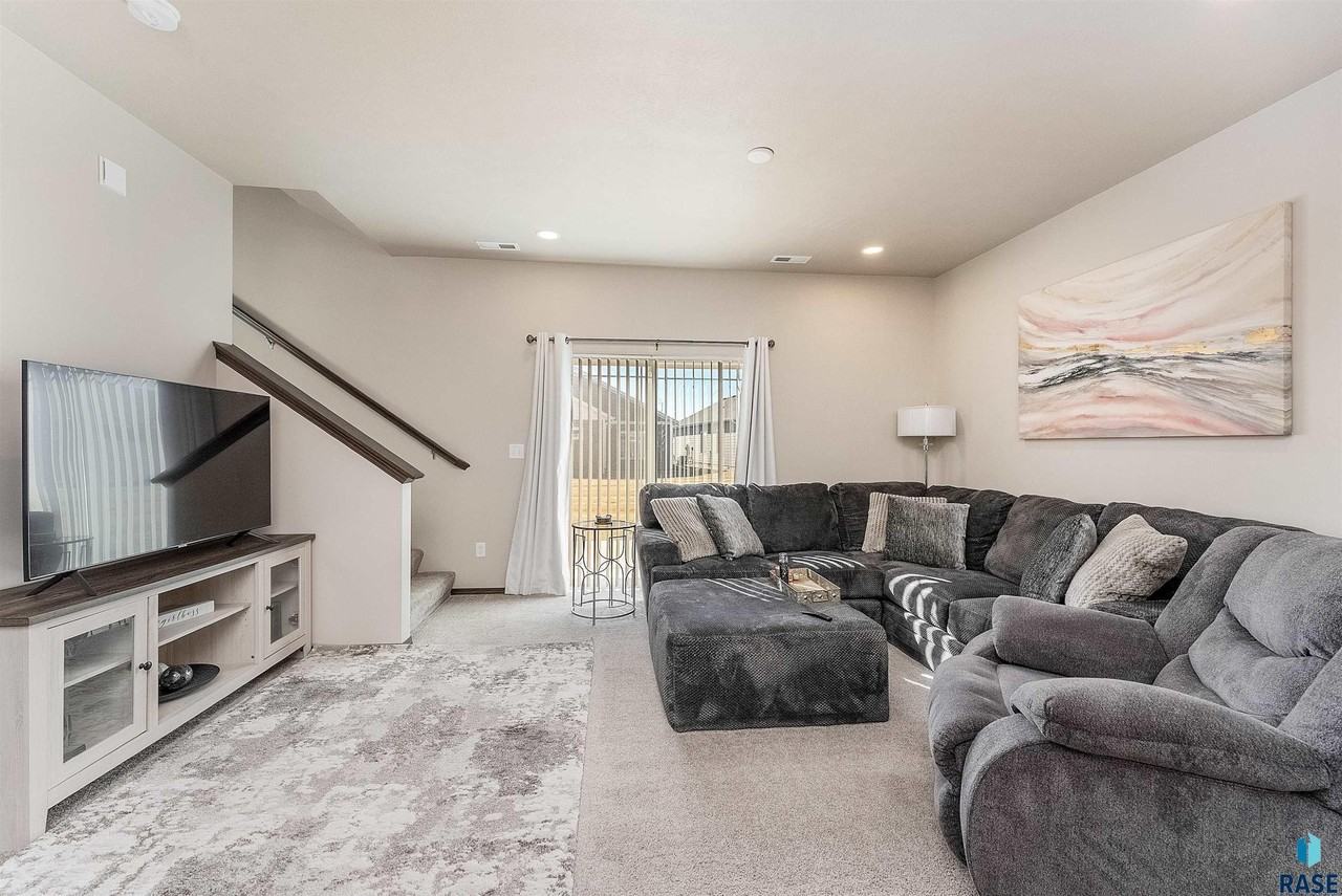 6901 W Gresford Pl - Photo 2 of 14