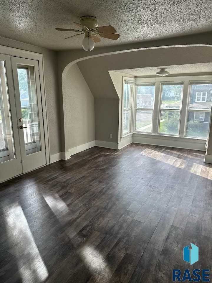 425 South Prairie Avenue - Photo 5 of 12