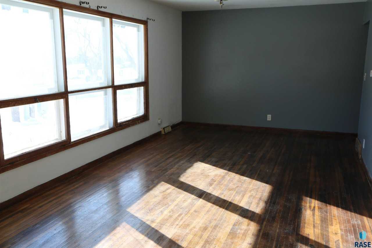 3008 E 15th St - Photo 3 of 18