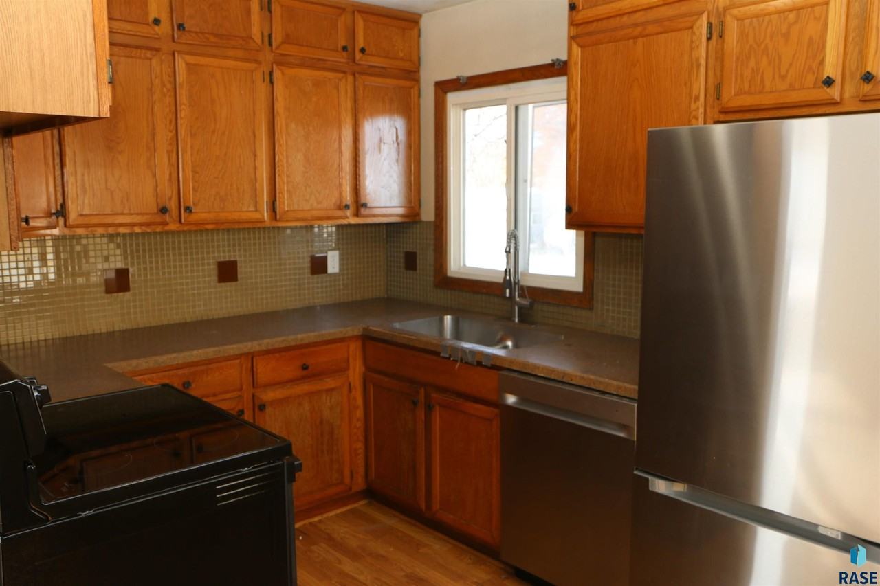 3008 E 15th St - Photo 4 of 18