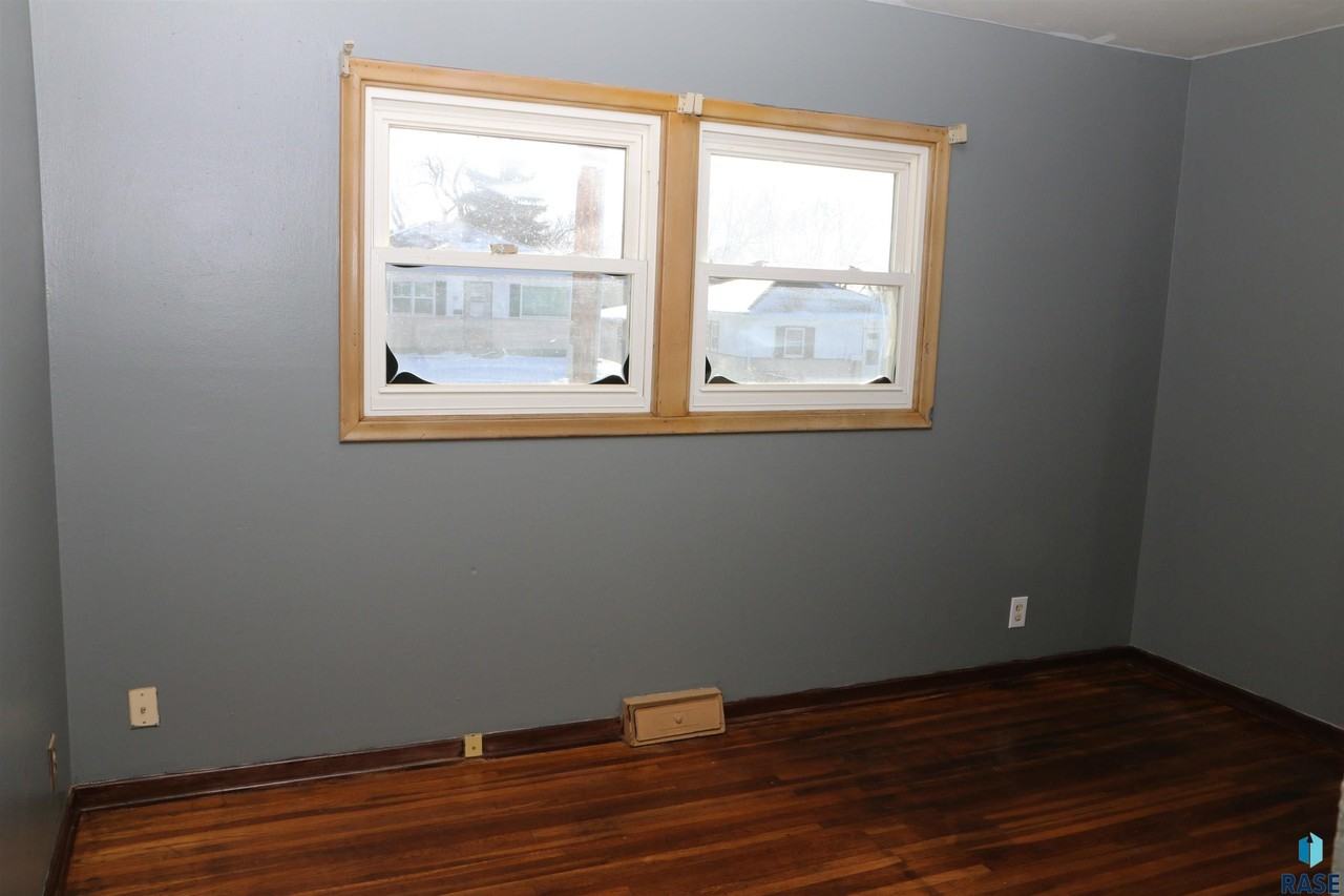 3008 E 15th St - Photo 5 of 18