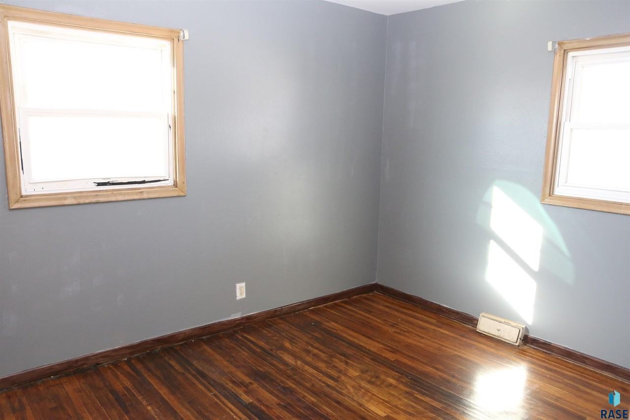 3008 E 15th St - Photo 6 of 18