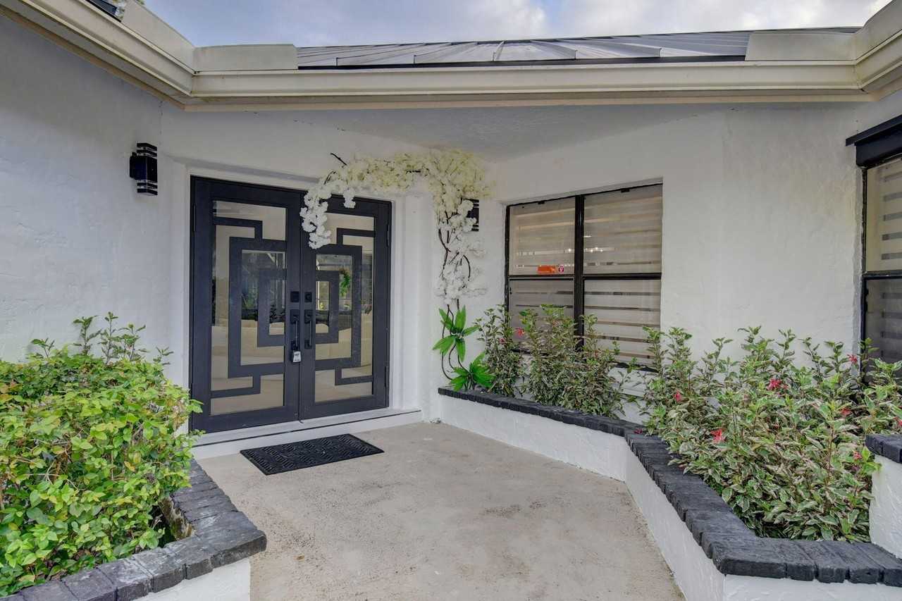 13302 Doubletree Cir - Photo 2 of 50