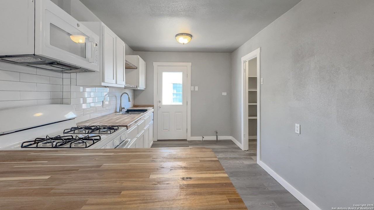 1137 Jennings Avenue - Photo 2 of 22