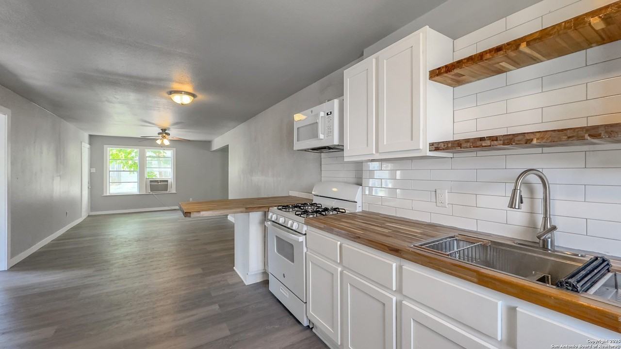 1137 Jennings Avenue - Photo 4 of 22