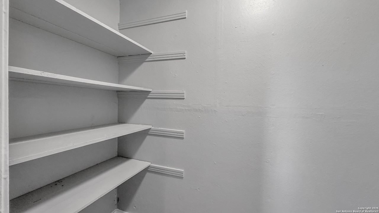 1137 Jennings Avenue - Photo 6 of 22