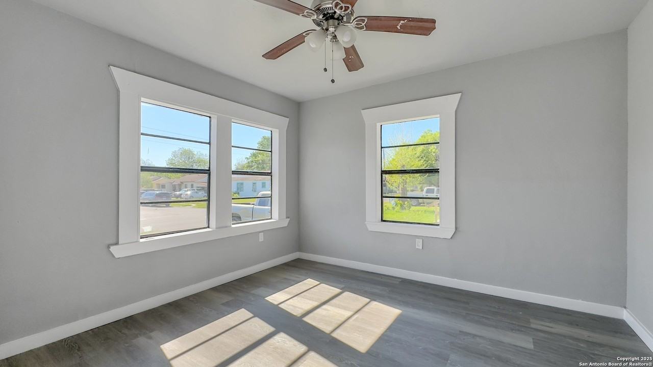 1137 Jennings Avenue - Photo 7 of 22