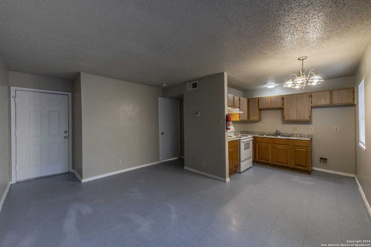 1634 West Woodlawn Avenue #2 - Photo 3 of 12