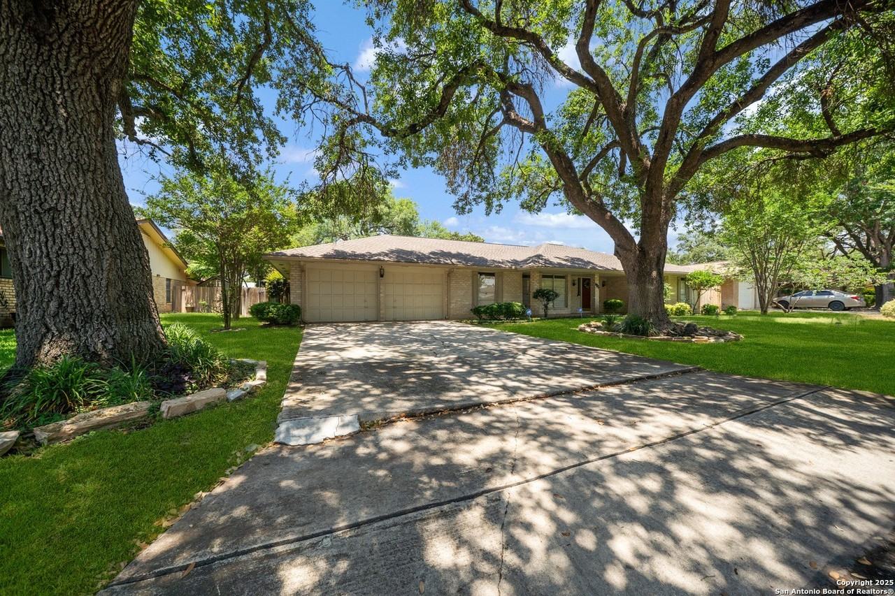 425 Crestwind Drive - Photo 2 of 40