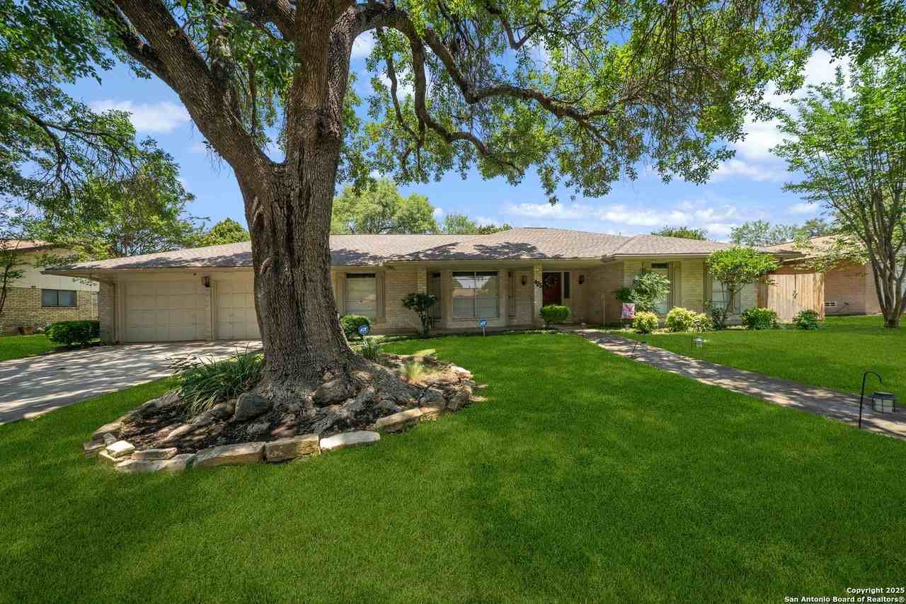 425 Crestwind Drive - Photo 3 of 40