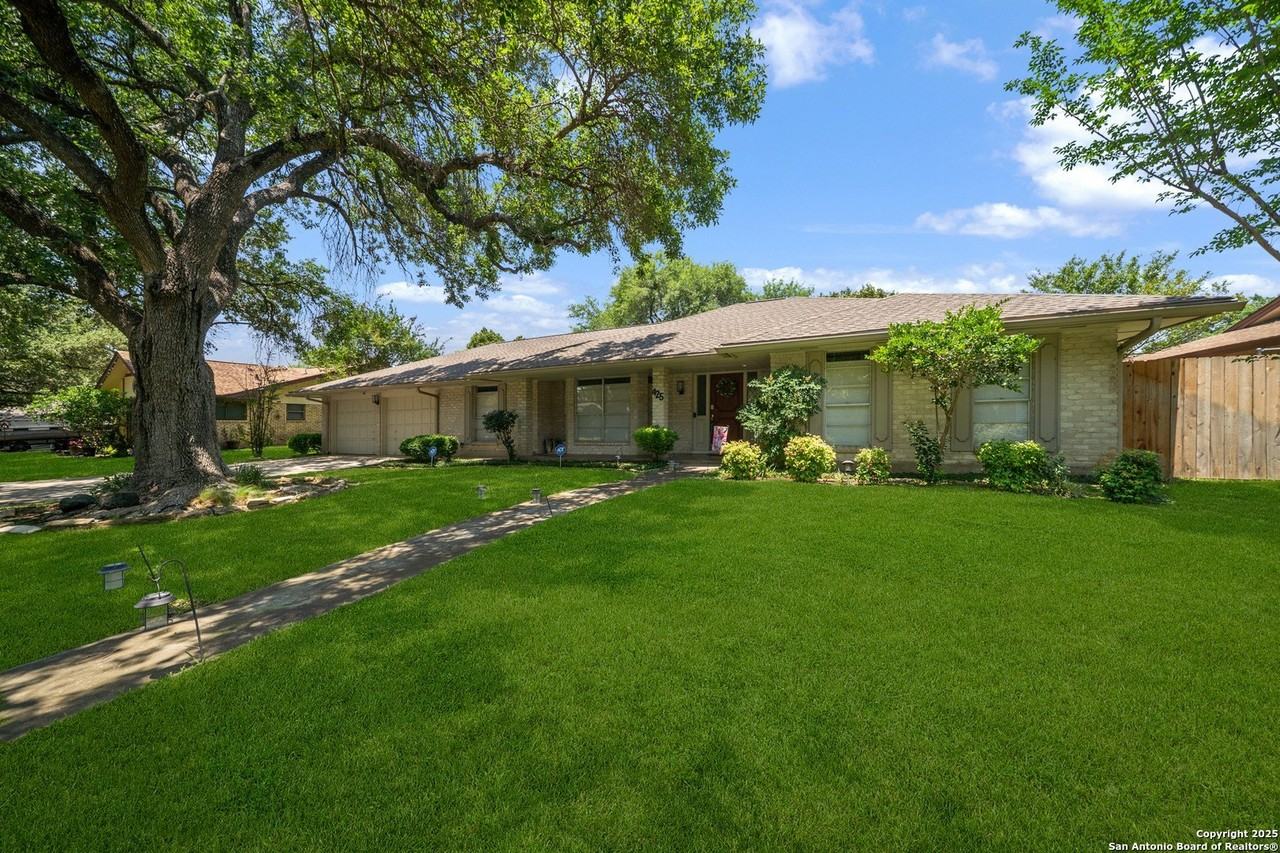 425 Crestwind Drive - Photo 4 of 40