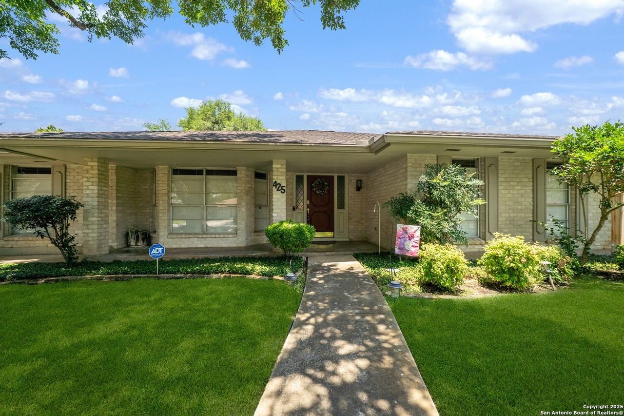 425 Crestwind Drive - Photo 5 of 40