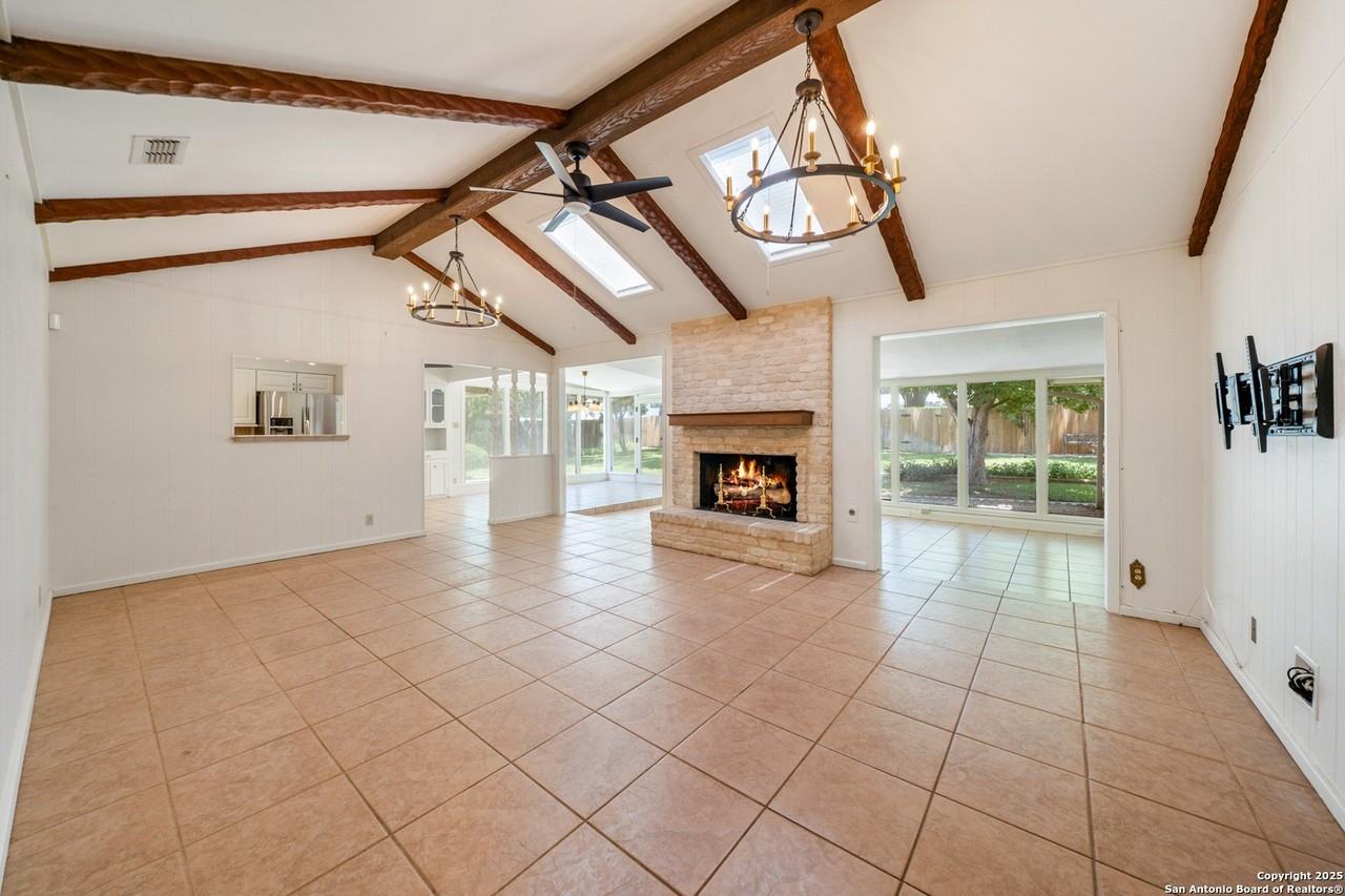 425 Crestwind Drive - Photo 7 of 40