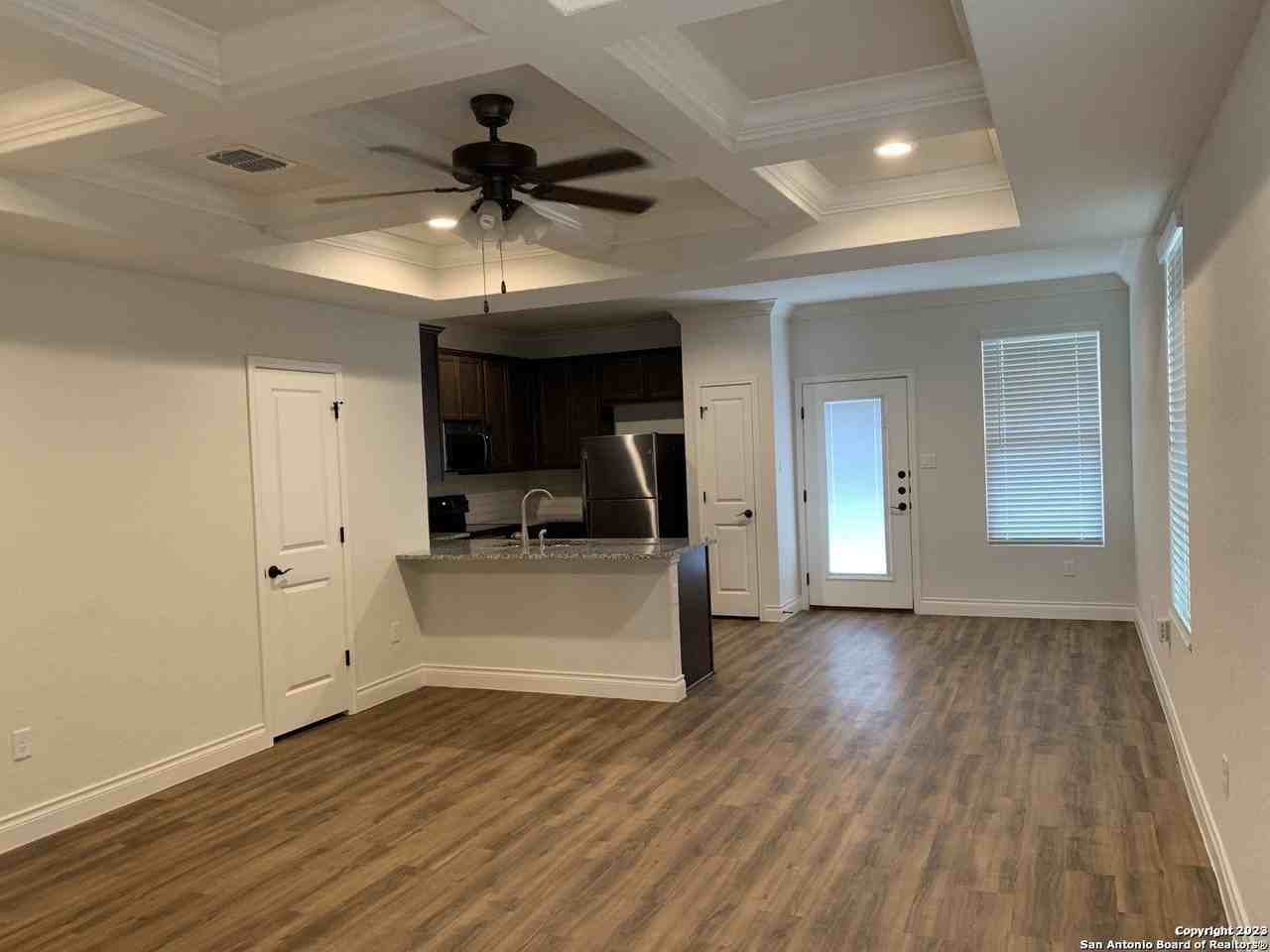 333 Untermaier St - Photo 4 of 15