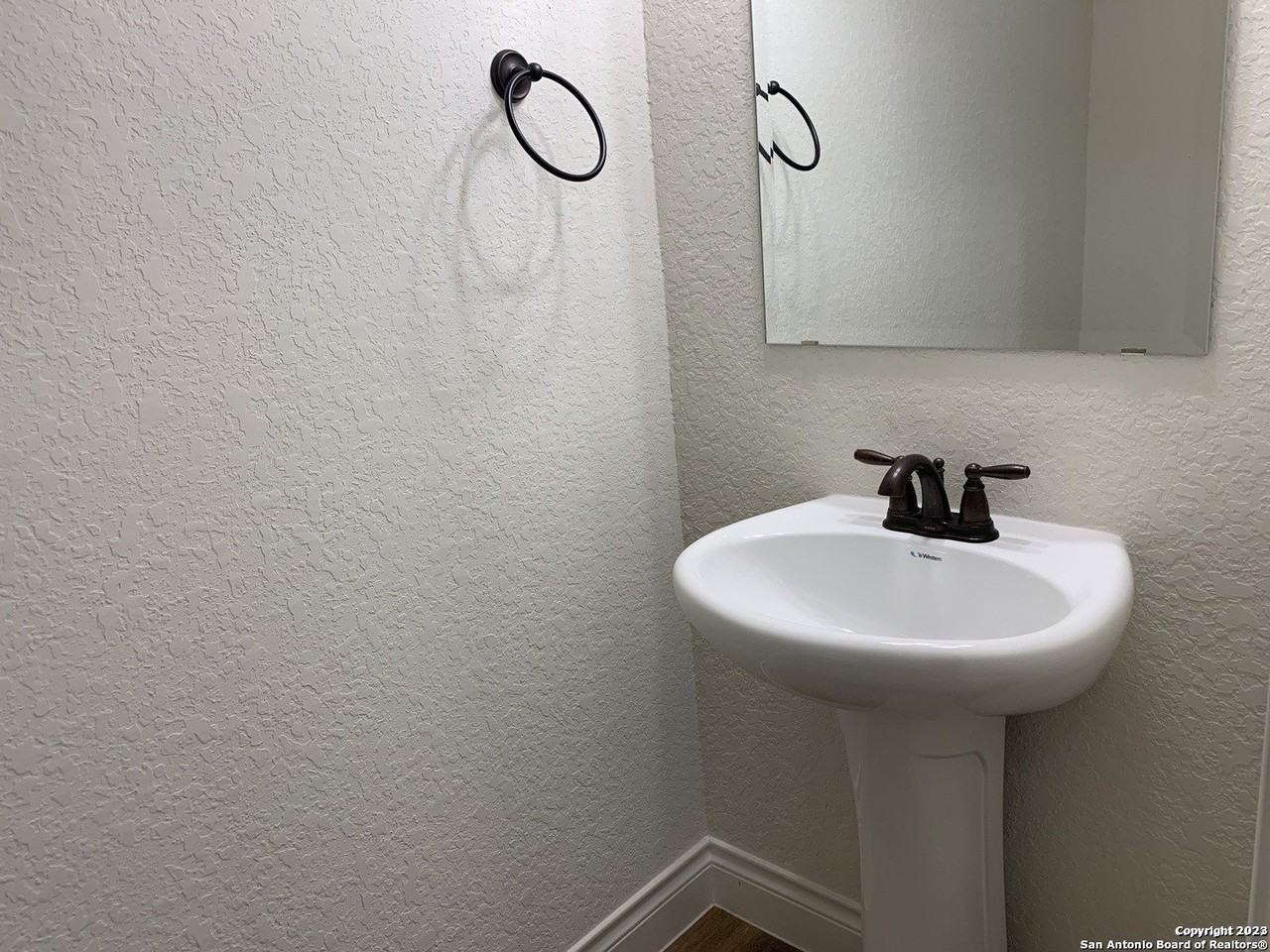 333 Untermaier St - Photo 6 of 15