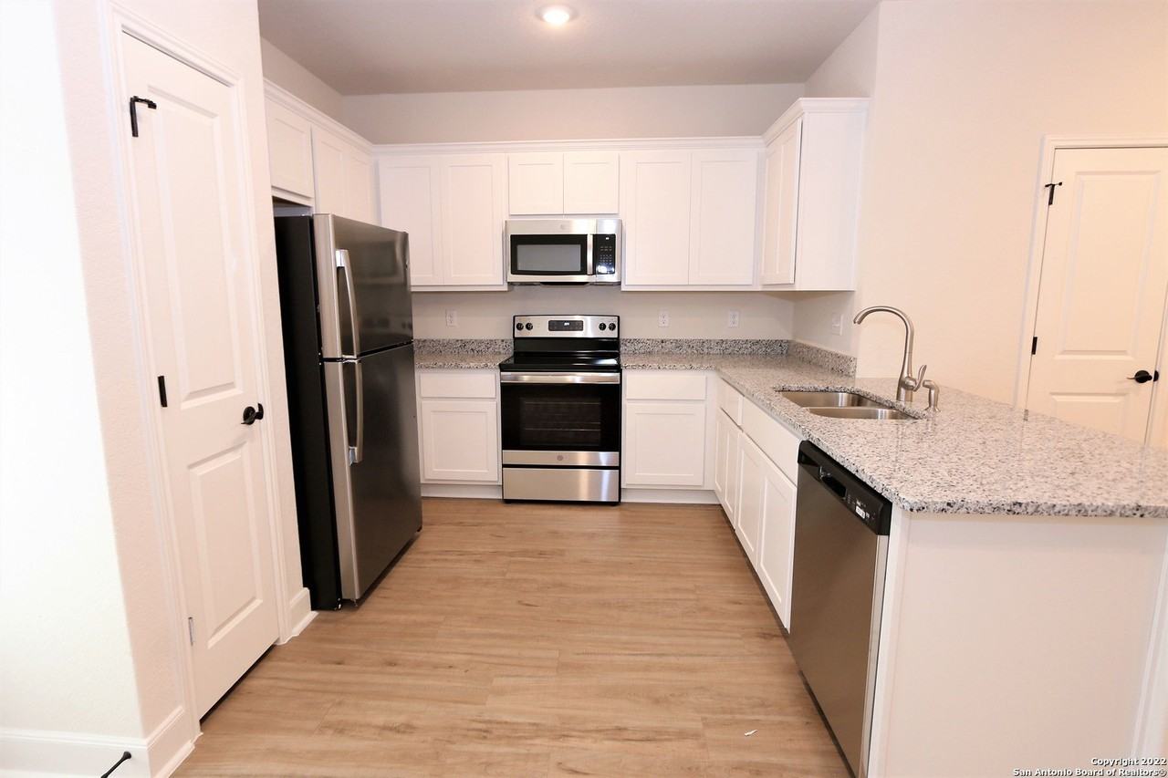 10310 Lynwood Vlg #101 - Photo 3 of 18