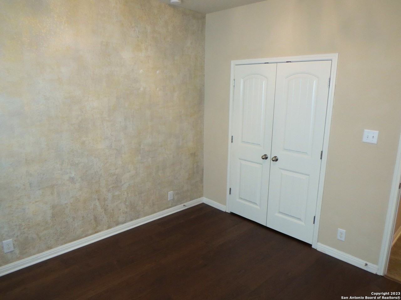 720 Laserra - Photo 5 of 29