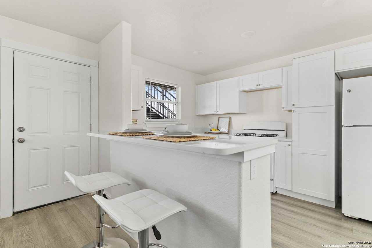 3409 Commercial Ave - Photo 4 of 8