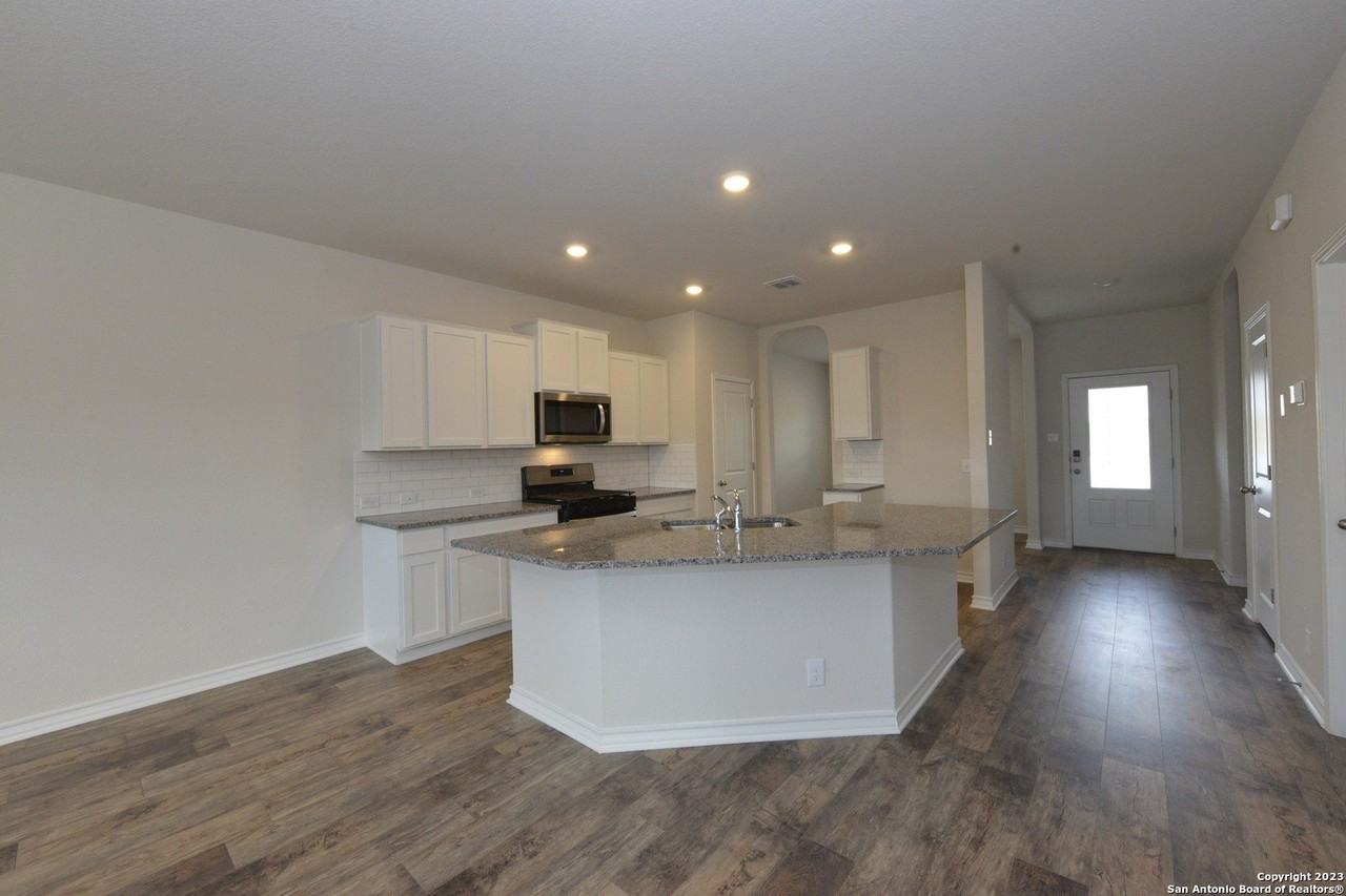 14050 Mudstone St - Photo 5 of 30