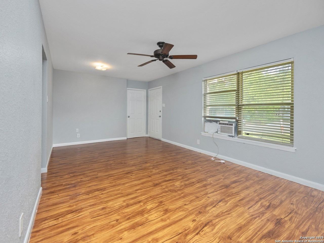 142 Galaxy Dr - Photo 4 of 18