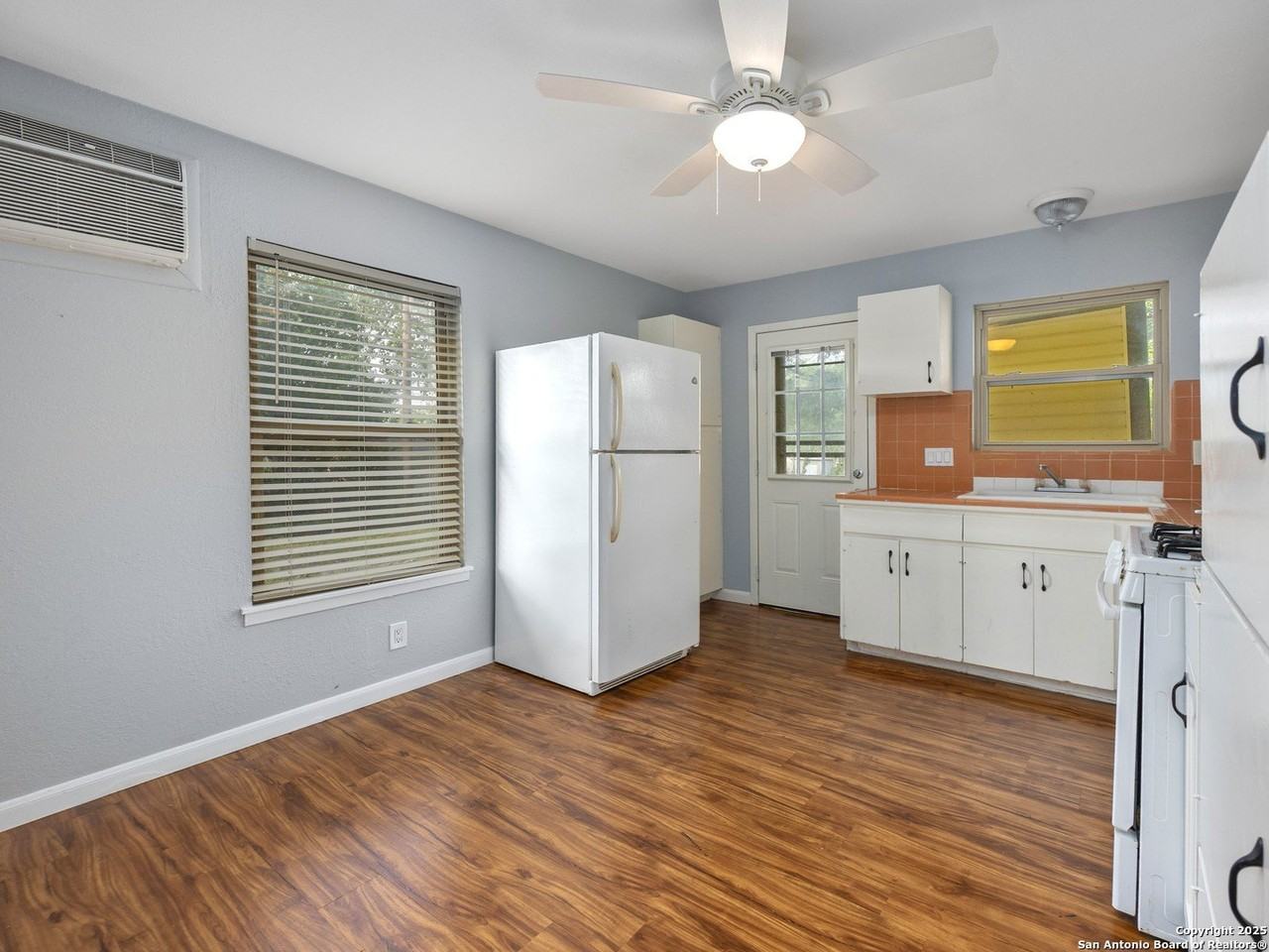 142 Galaxy Dr - Photo 5 of 18