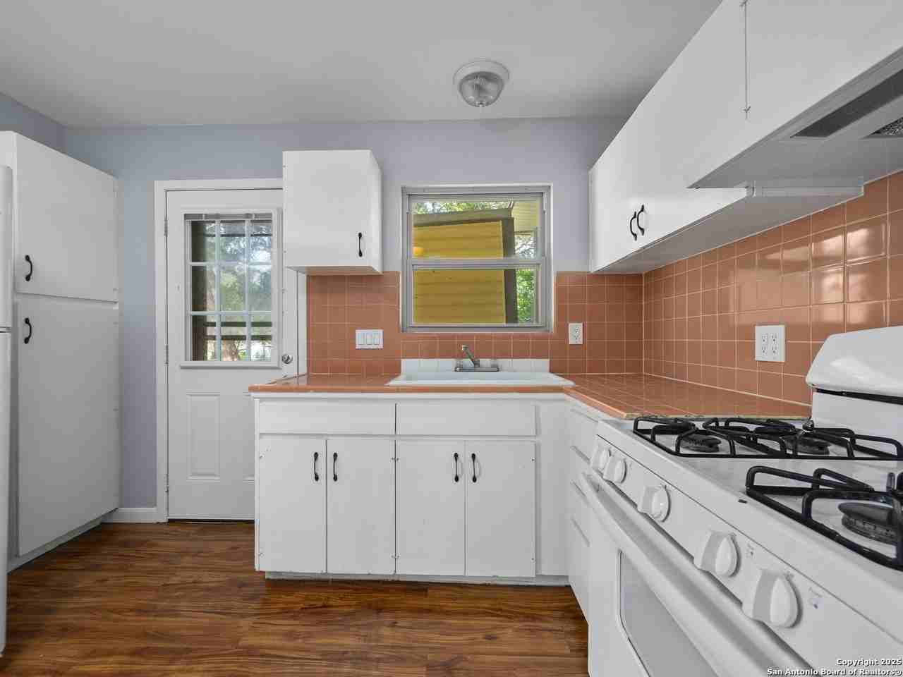 142 Galaxy Dr - Photo 7 of 18