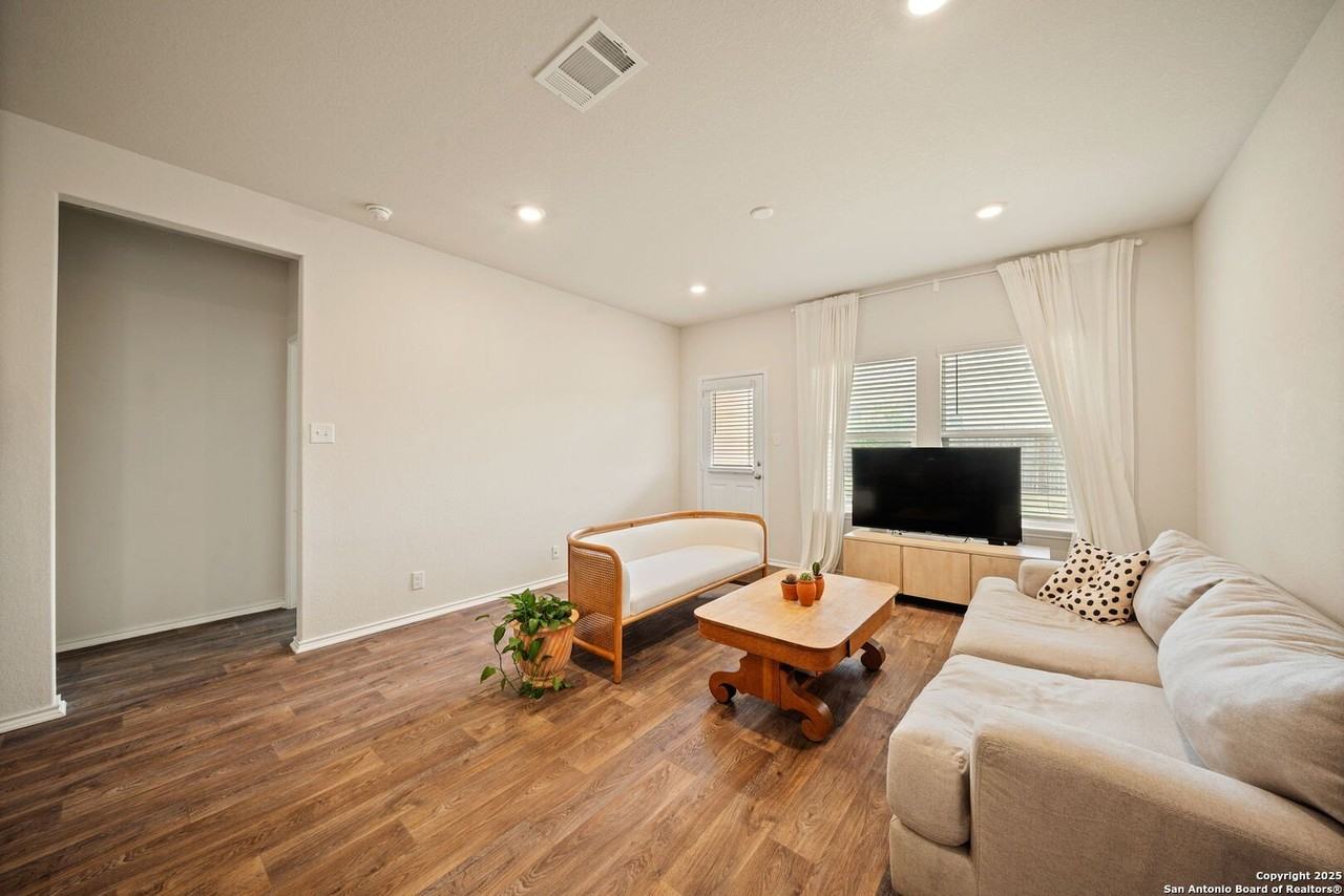 6522 Bleak Hills Boulevard - Photo 6 of 34