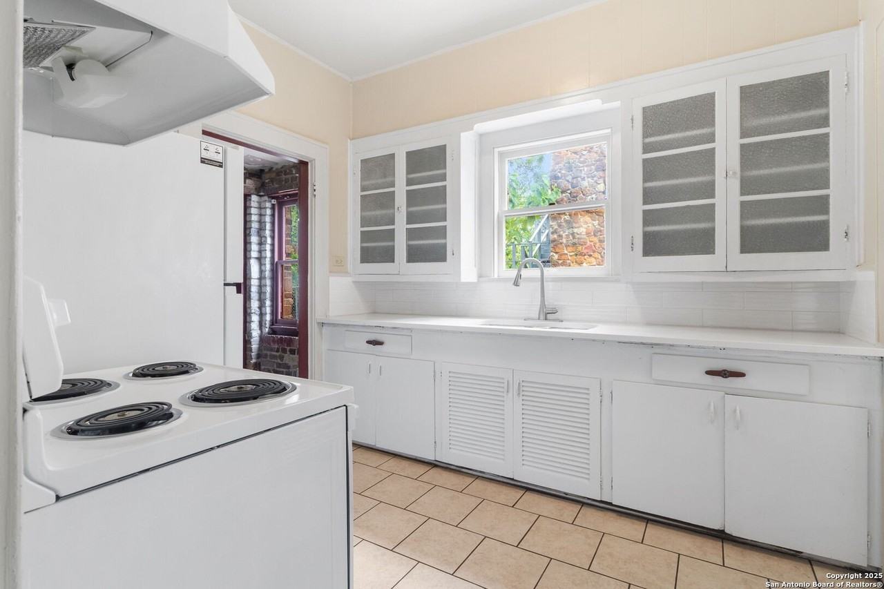 1618 W Kings Hwy Unit 1618 #1618 - Photo 3 of 14