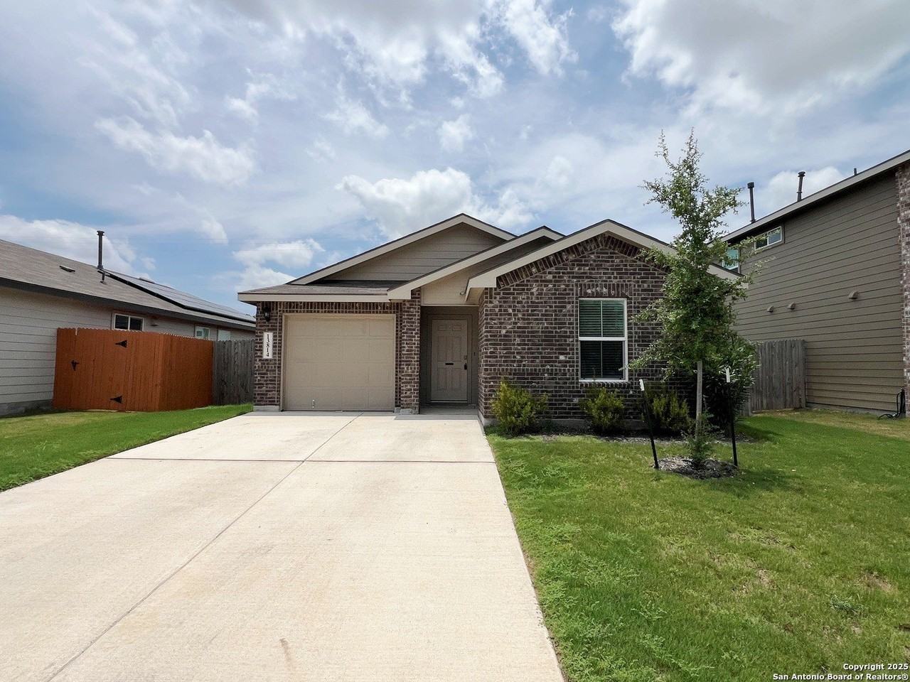 13814 Whisper Bend - Photo 2 of 32