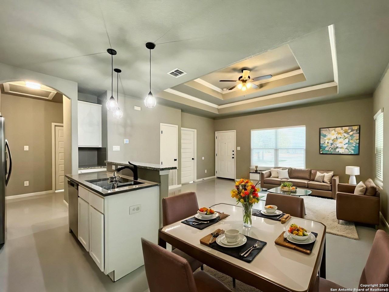 913 East Seideman Street - Photo 3 of 33