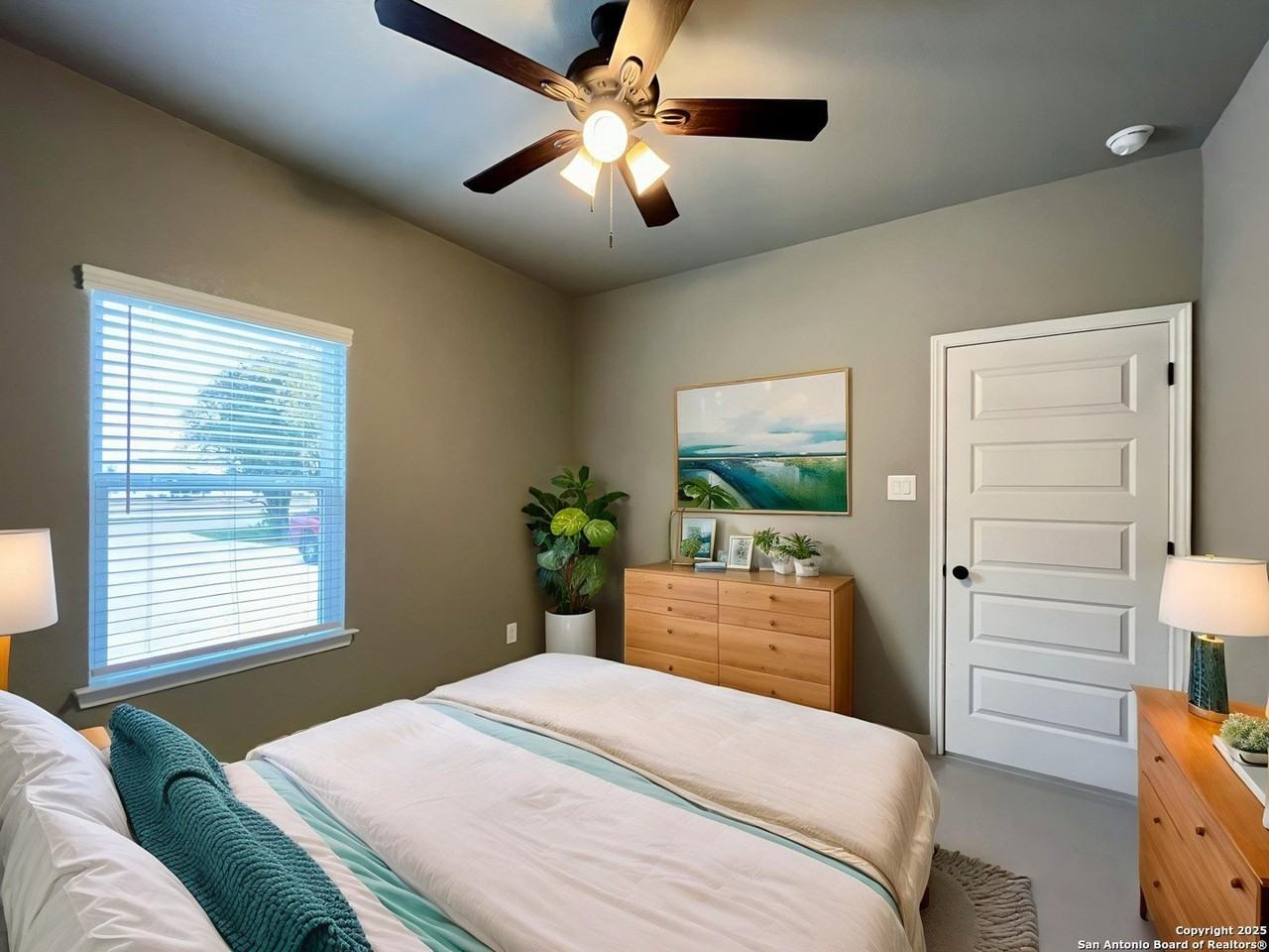 913 East Seideman Street - Photo 4 of 33