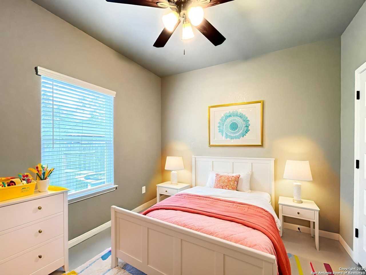 913 East Seideman Street - Photo 5 of 33