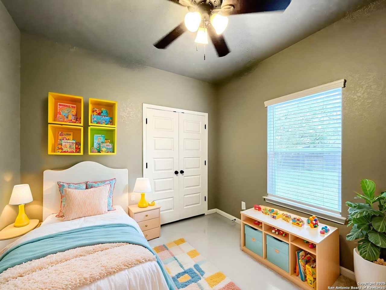 913 East Seideman Street - Photo 6 of 33