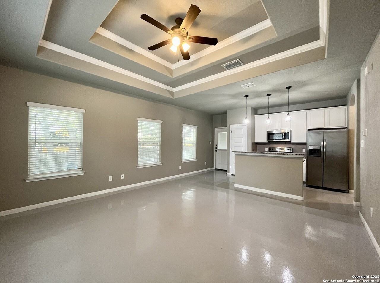 913 East Seideman Street - Photo 7 of 33