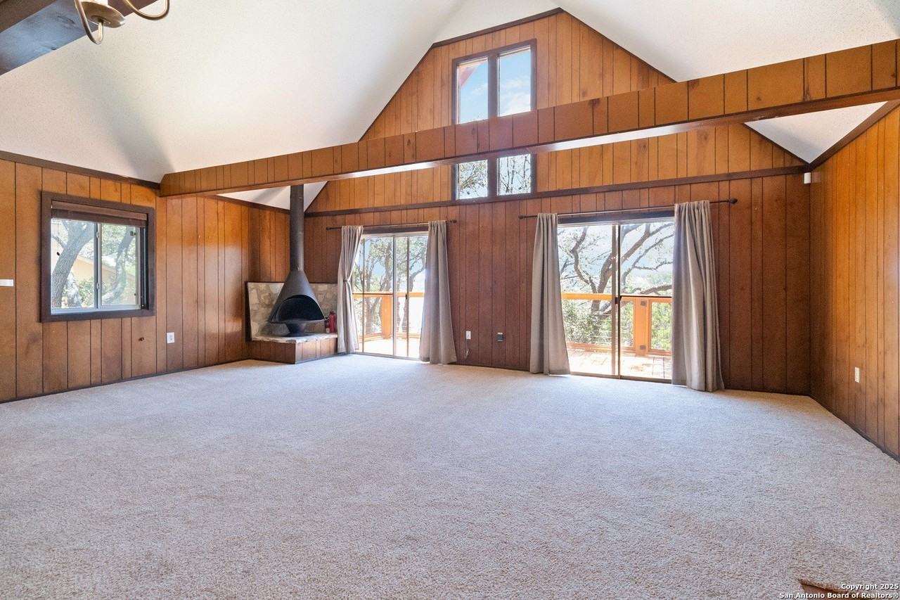 2676 Woodcrest Dr - Photo 4 of 25