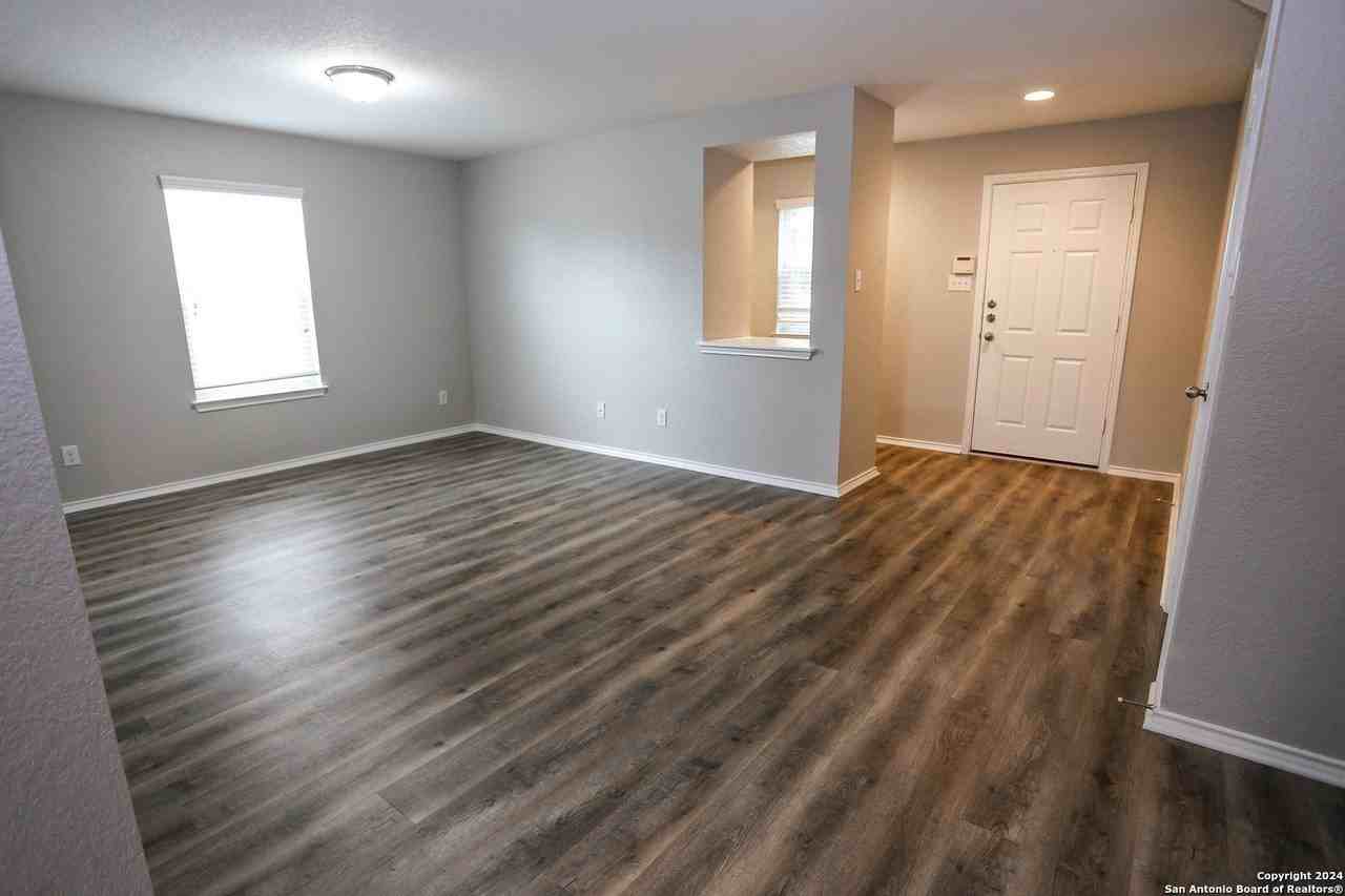 320 Gatewood Cliff - Photo 3 of 32