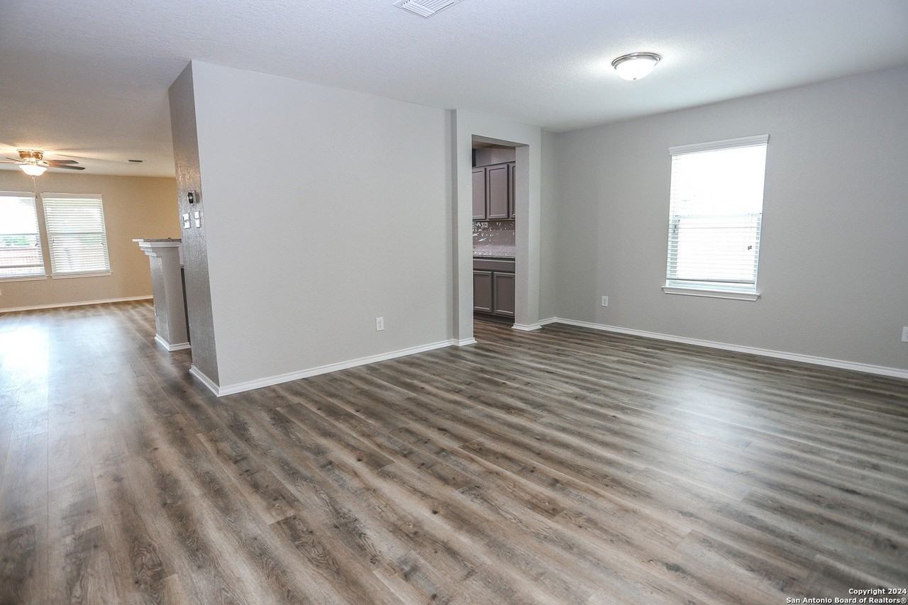 320 Gatewood Cliff - Photo 4 of 32