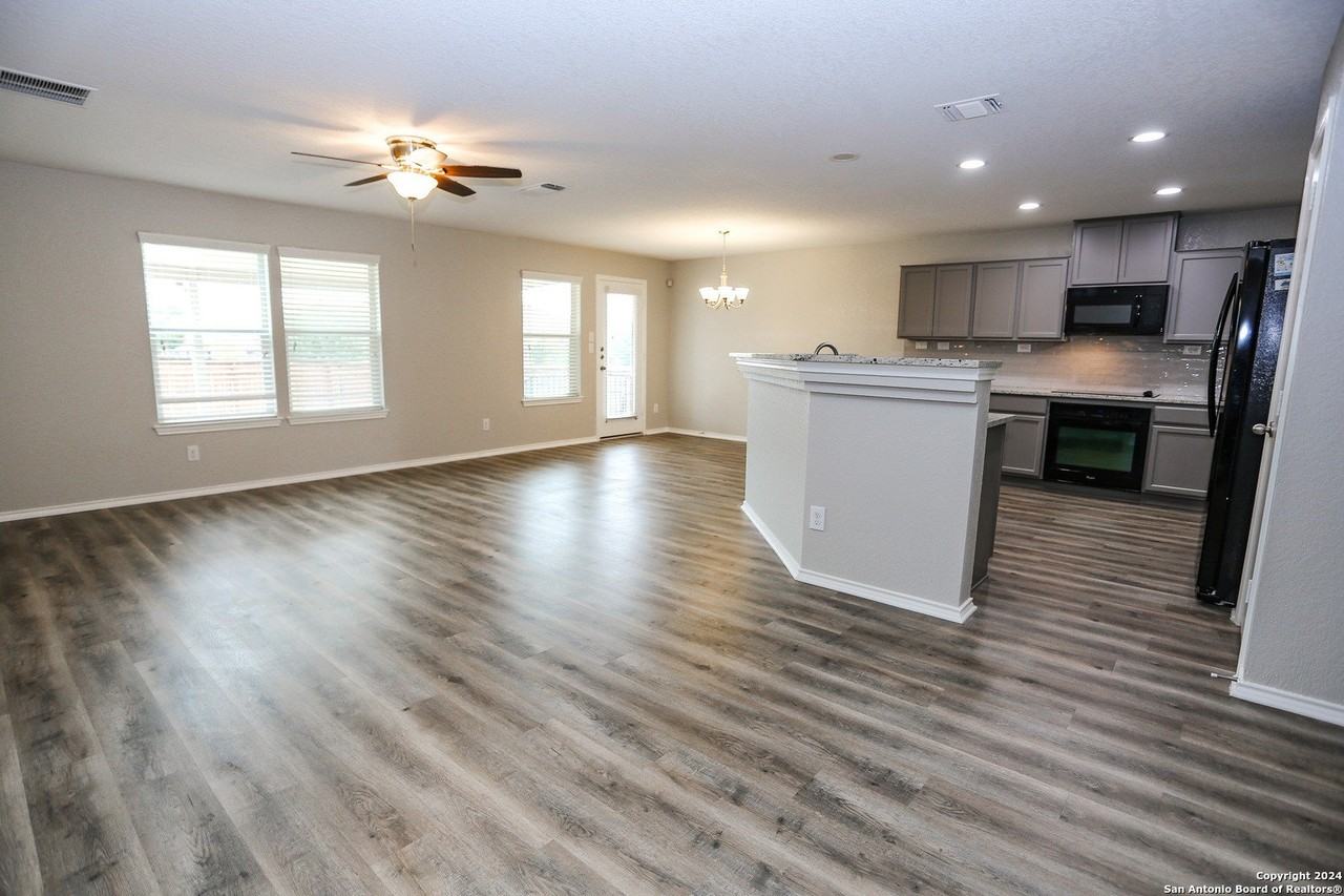 320 Gatewood Cliff - Photo 5 of 32