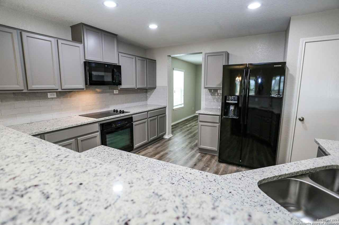 320 Gatewood Cliff - Photo 6 of 32