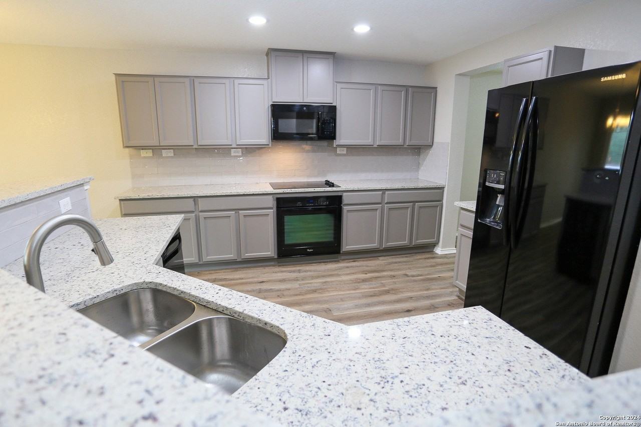 320 Gatewood Cliff - Photo 7 of 32