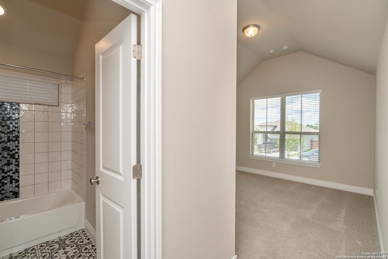 1154 Cadogan Squire - Photo 6 of 50